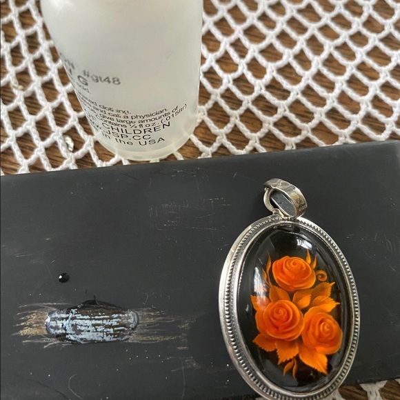 Vintage Sterling Pendant with Carved Flowers - Picture 5 of 7